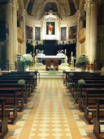 chiesa con addobbi floreali per il matrimonio