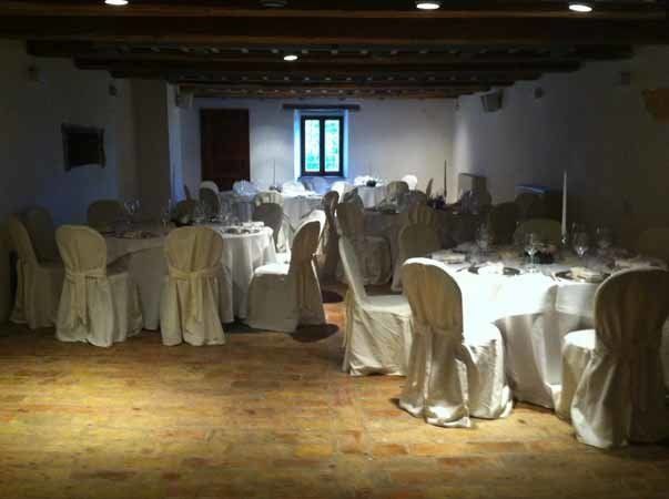 sala ricevimenti con addobbi floreali