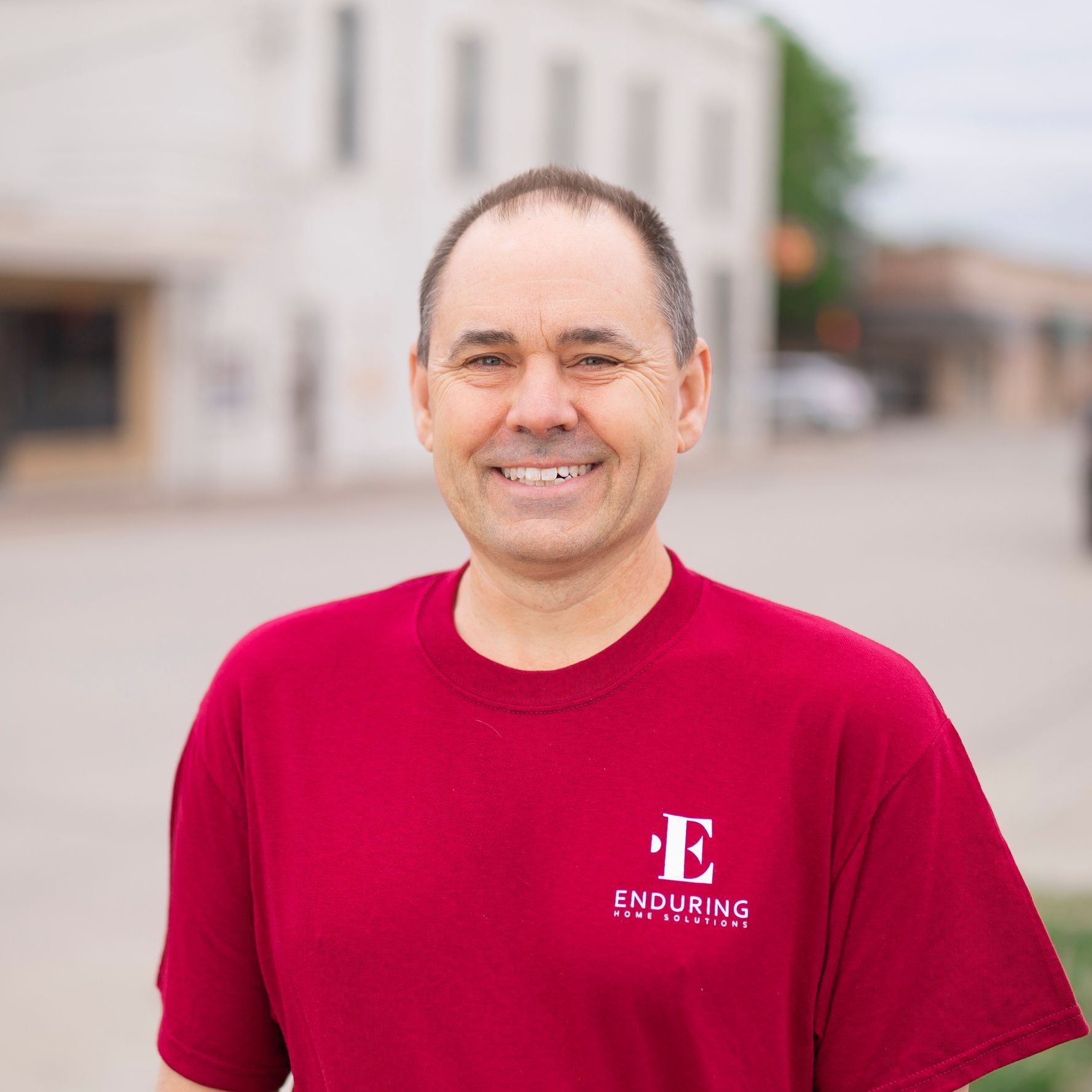 A man wearing a red shirt with the letter e on it
