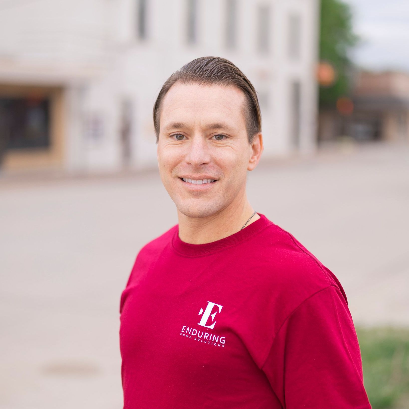 A man wearing a red shirt with the letter e on it