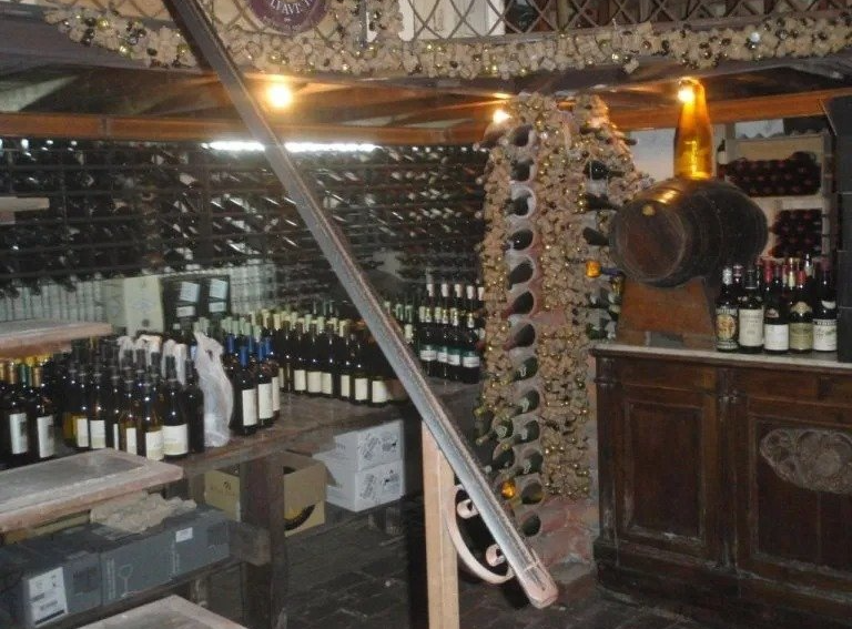 Ristorante La Corte cantina interno