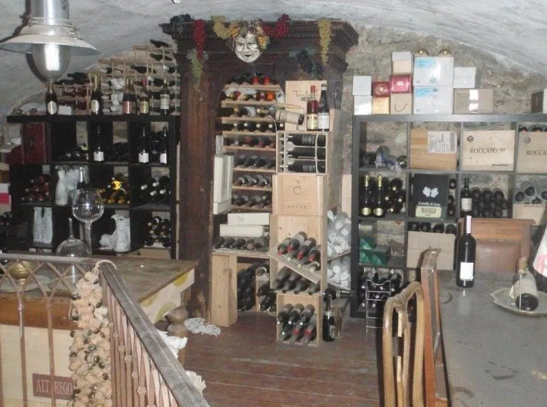 Ristorante La Corte cantina bottiglie