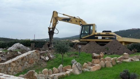 mezzo durante la demolizione di un casolare