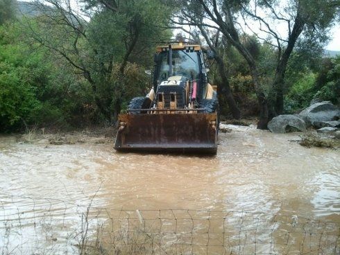 mezzo mentre spiana un terreno