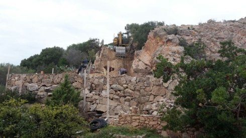 demolizione muro di cinta