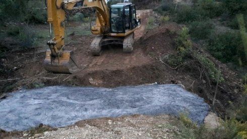 macchina con braccio meccanico