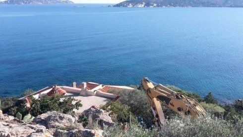 mezzi in azione in un terreno