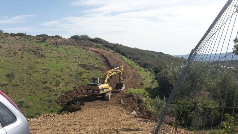 braccio meccanico durante dei lavori di movimentazione terra