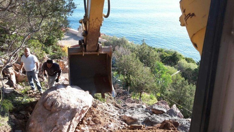 pala meccanica mentre esegue dei lavori di movimentazione terra