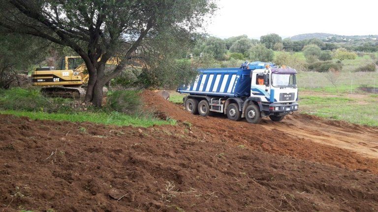 mezzo mentre trasporta della terra dopo dei lavori di movimentazione