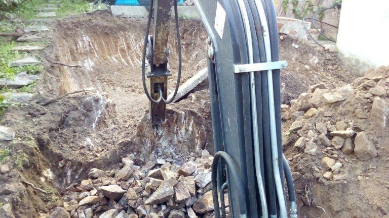 pala meccanica mentre esegue dei lavori