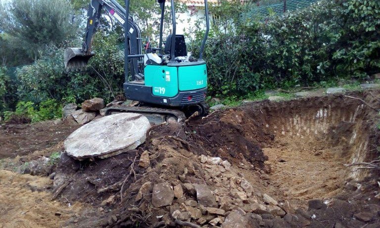 macchinario con operatore durante dei lavori di movimentazione terra