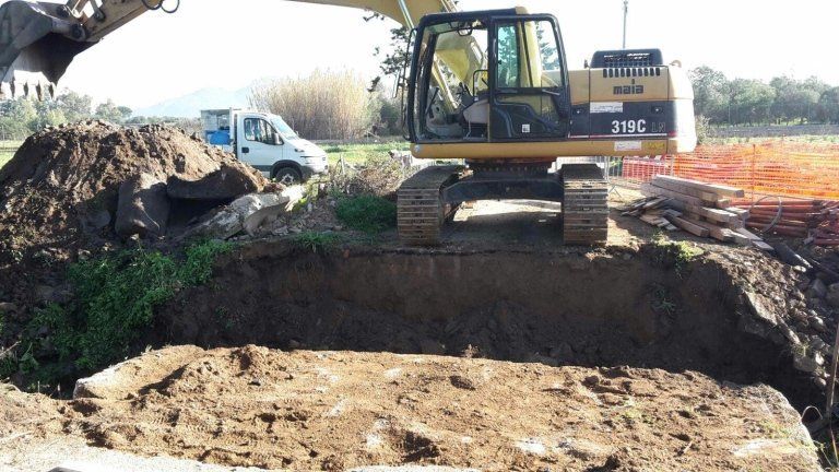 operatore con pala meccanica