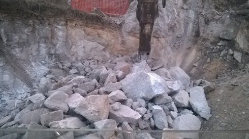 macchinario mentre esegue una demolizione