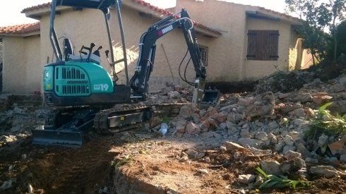 mezzo mentre effettua la demolizione di un immobile