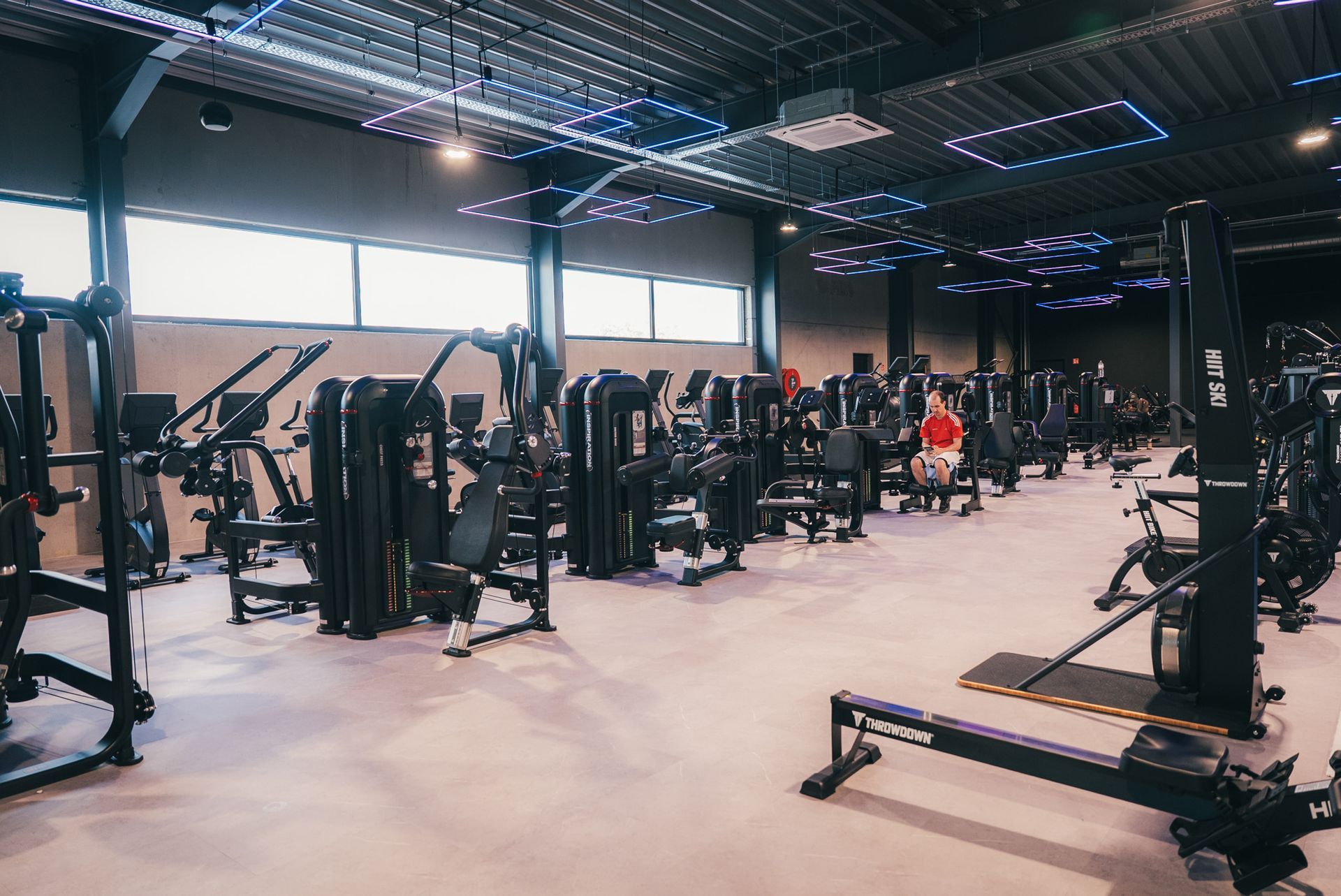 Een groep kettlebells staat op een tafel in een sportschool.