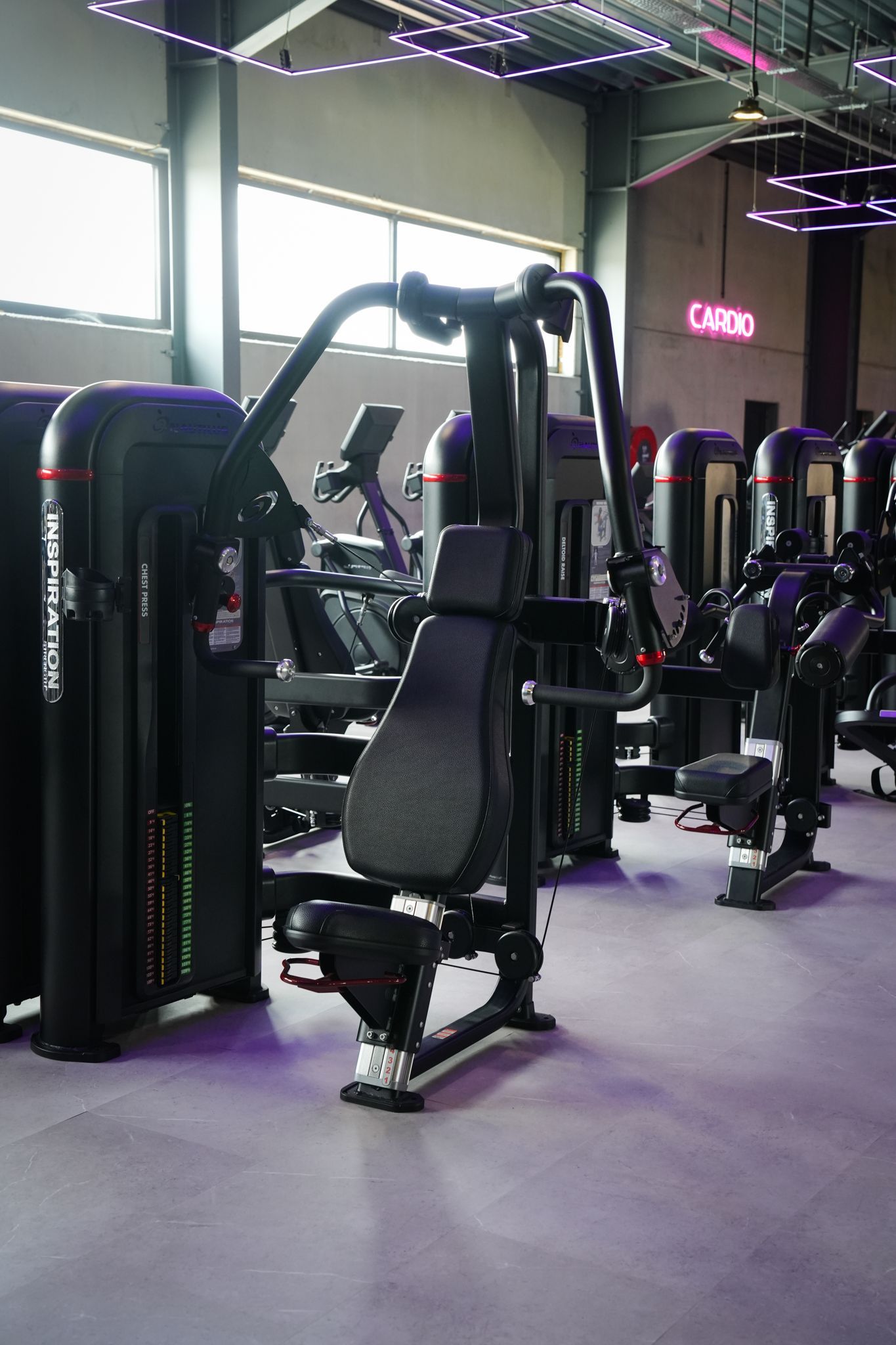 Gewichtsapparaat in een sportschool, zwart en grijs, voor borstoefeningen.