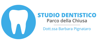 Logo di uno studio dentistico blu e bianco con dente stilizzato e testo &ldquo;Studio Dentistico Parco della Chiusa&rdquo;