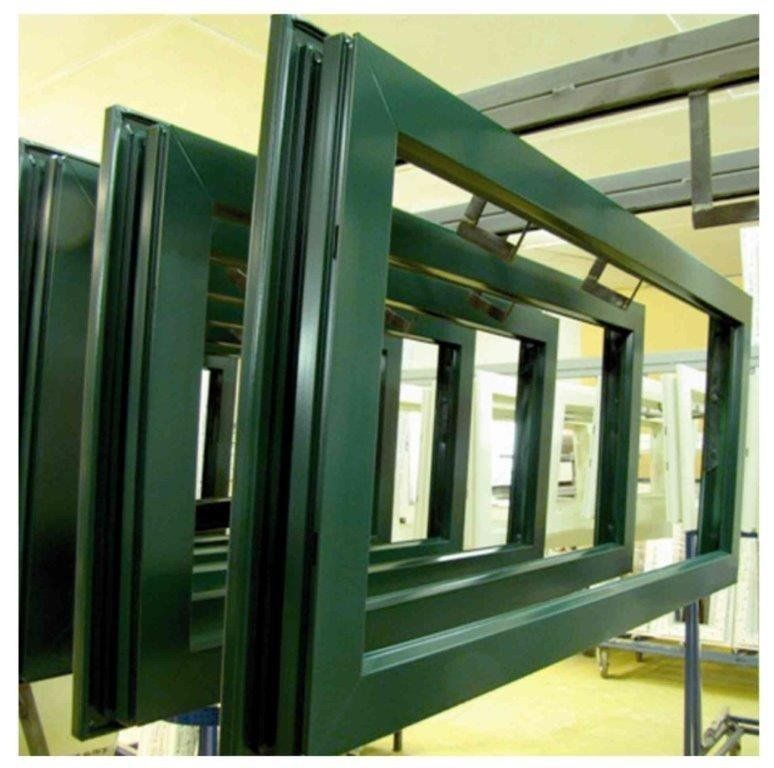 Verniciatura serramenti con colori RAL verdi