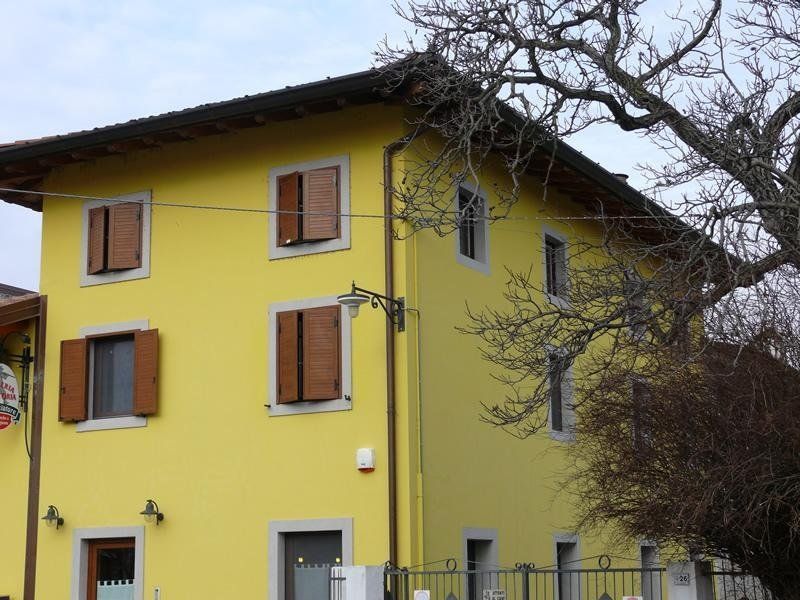 Infissi casa gialla