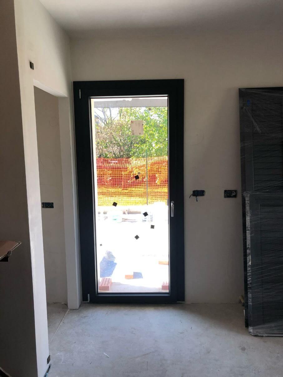 Una stanza con una porta e una finestra