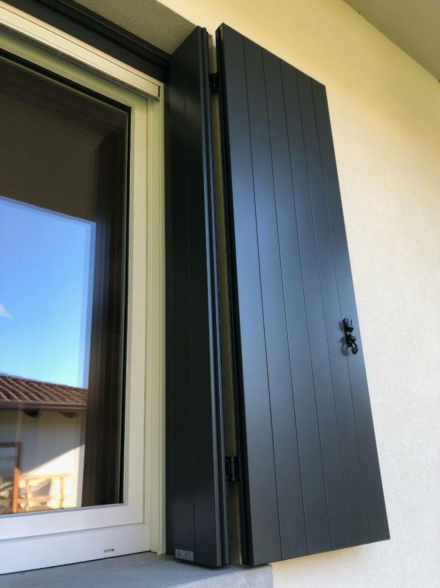 Un primo piano di una finestra con le persiane nere