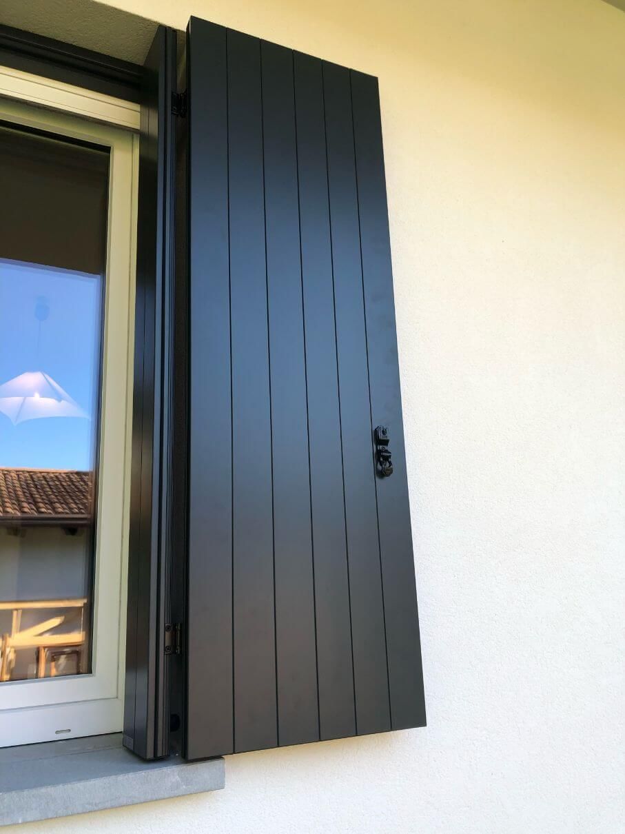 Un primo piano di una finestra con le persiane nere