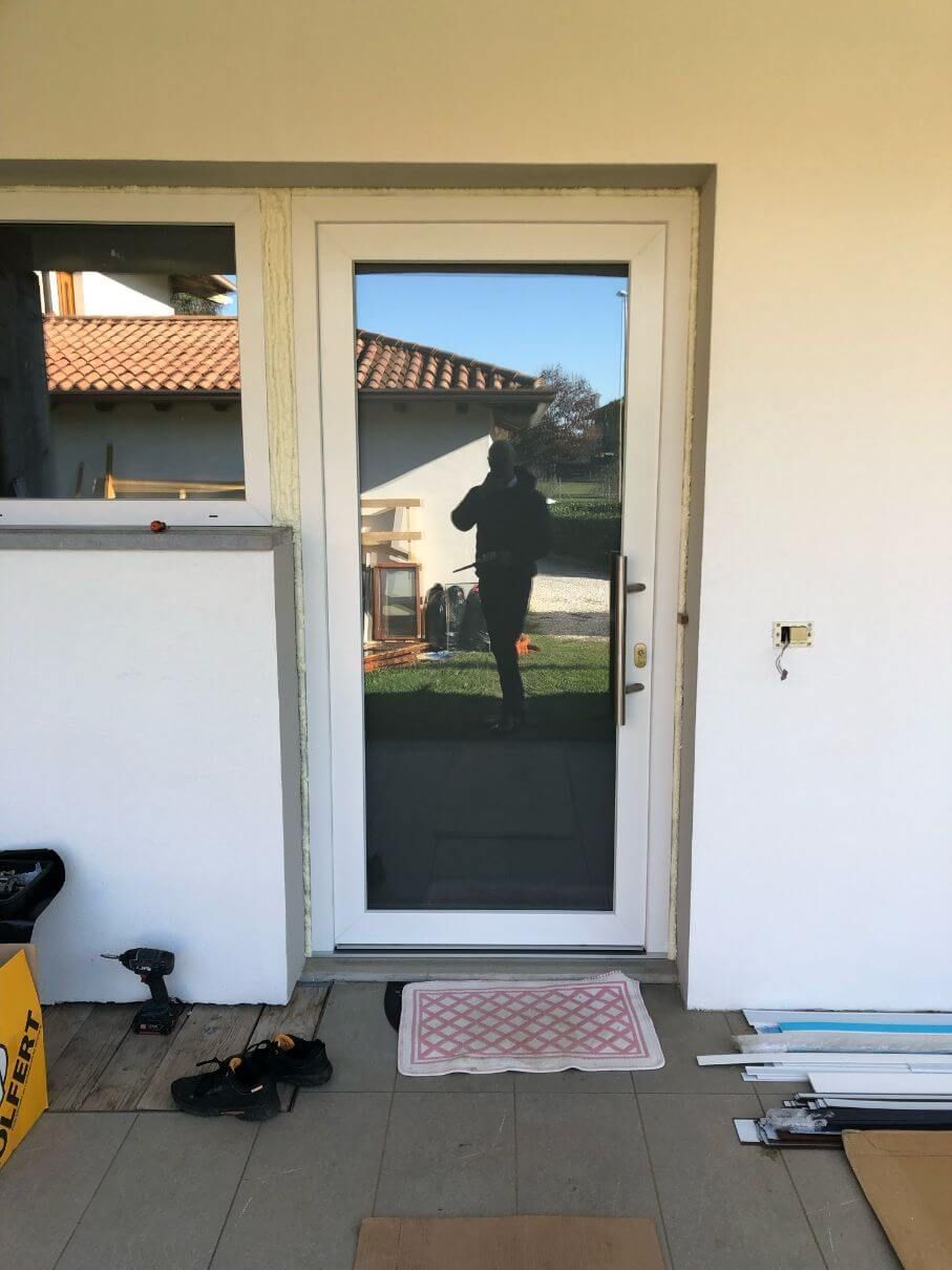 Una porta con il riflesso di una persona al suo interno