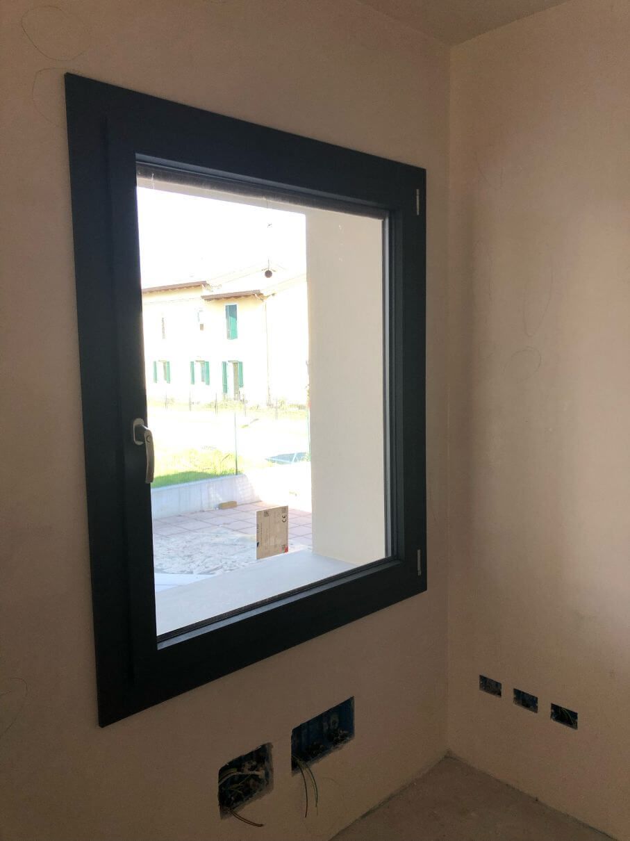 Una finestra in una stanza con una cornice nera