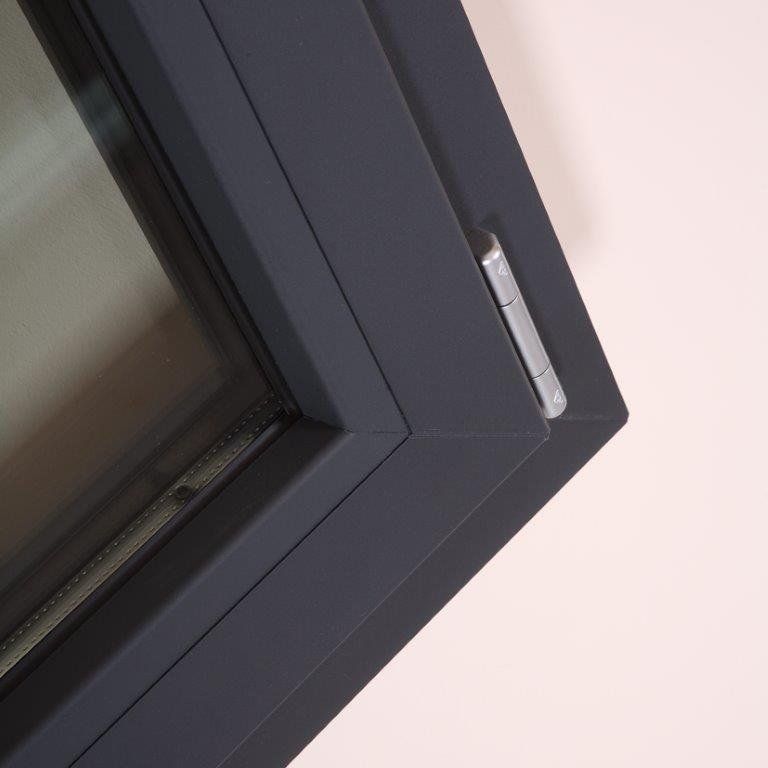 Un primo piano di una finestra con una cornice nera