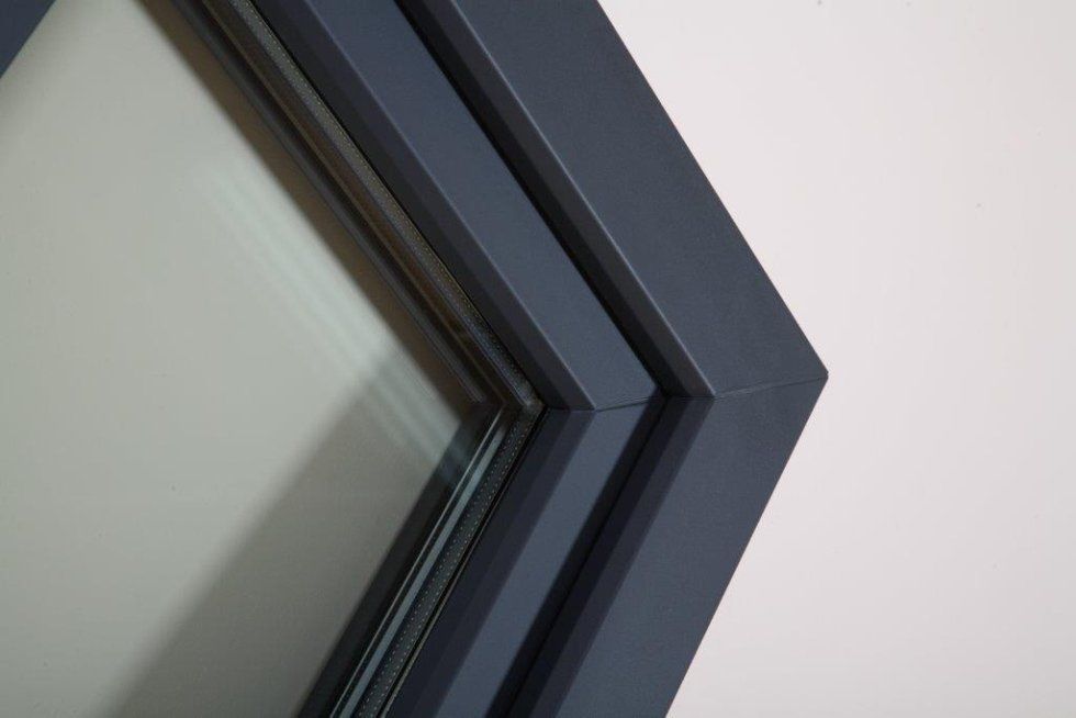 Un primo piano di una finestra con una cornice blu