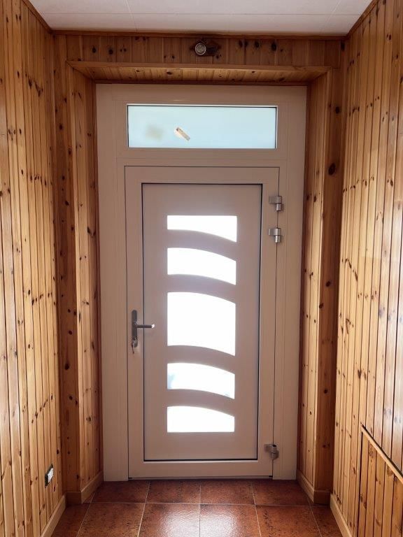 Un corridoio con una porta con un disegno a strisce