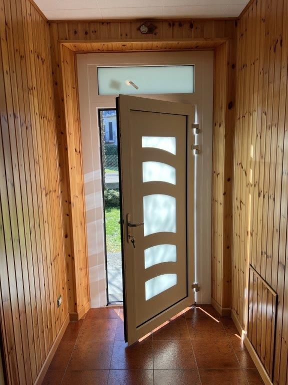 Un corridoio con una porta aperta