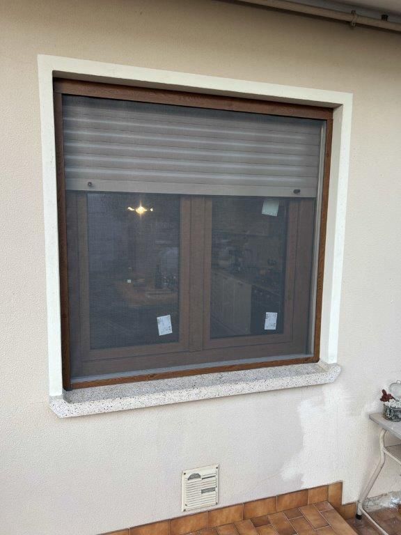 Una finestra con una zanzariera