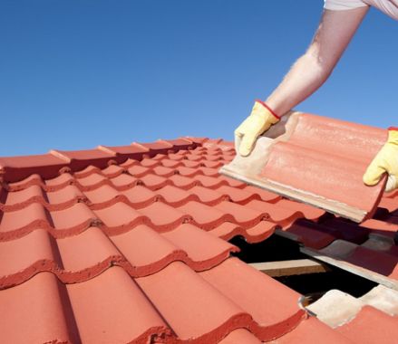 sustituir las tejas rotas del tejado en comunidad de vecinos de ciudad real