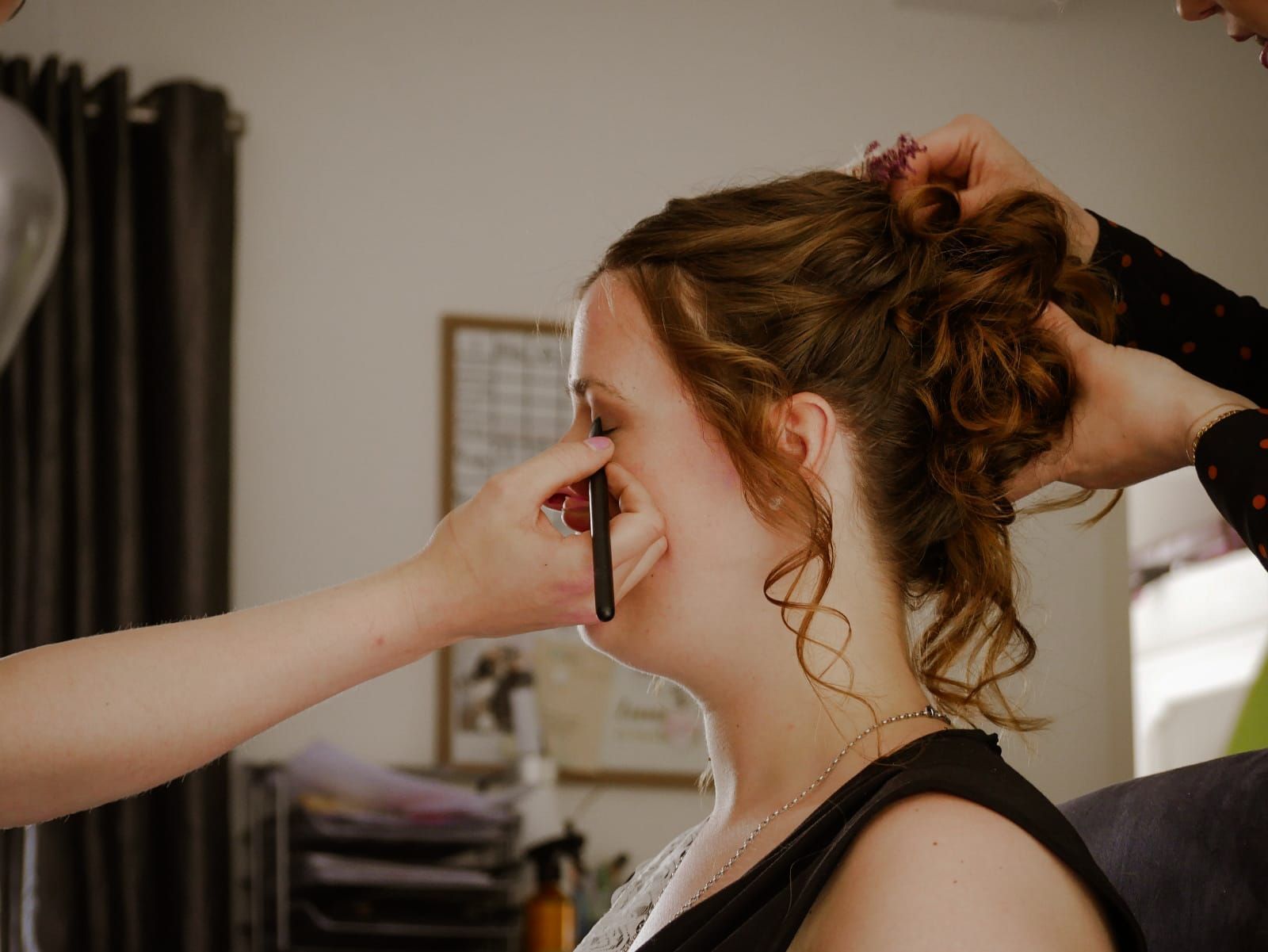 Een vrouw laat haar haar doen door een kapper.