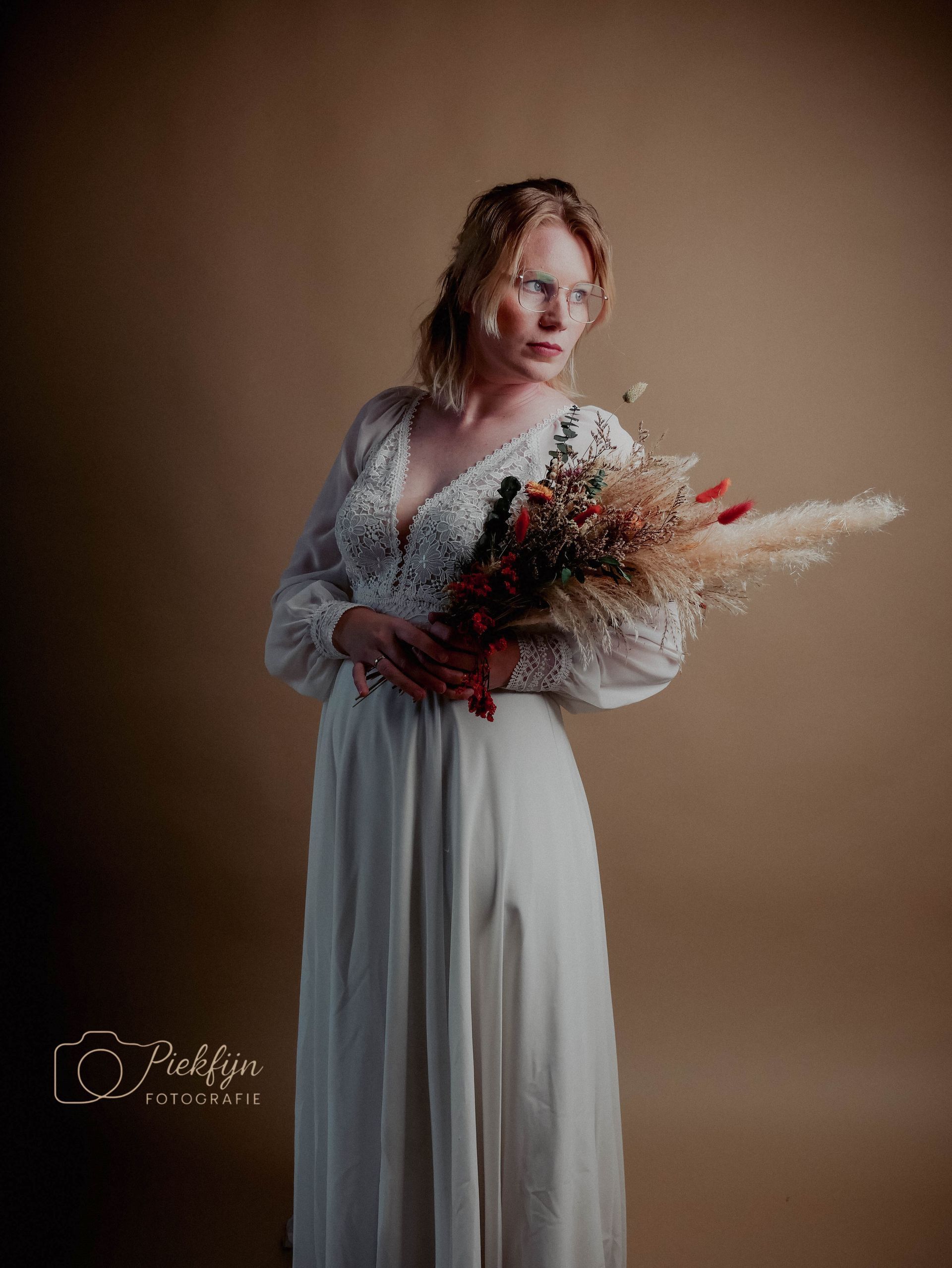 Een man in pak en stropdas leest een boek