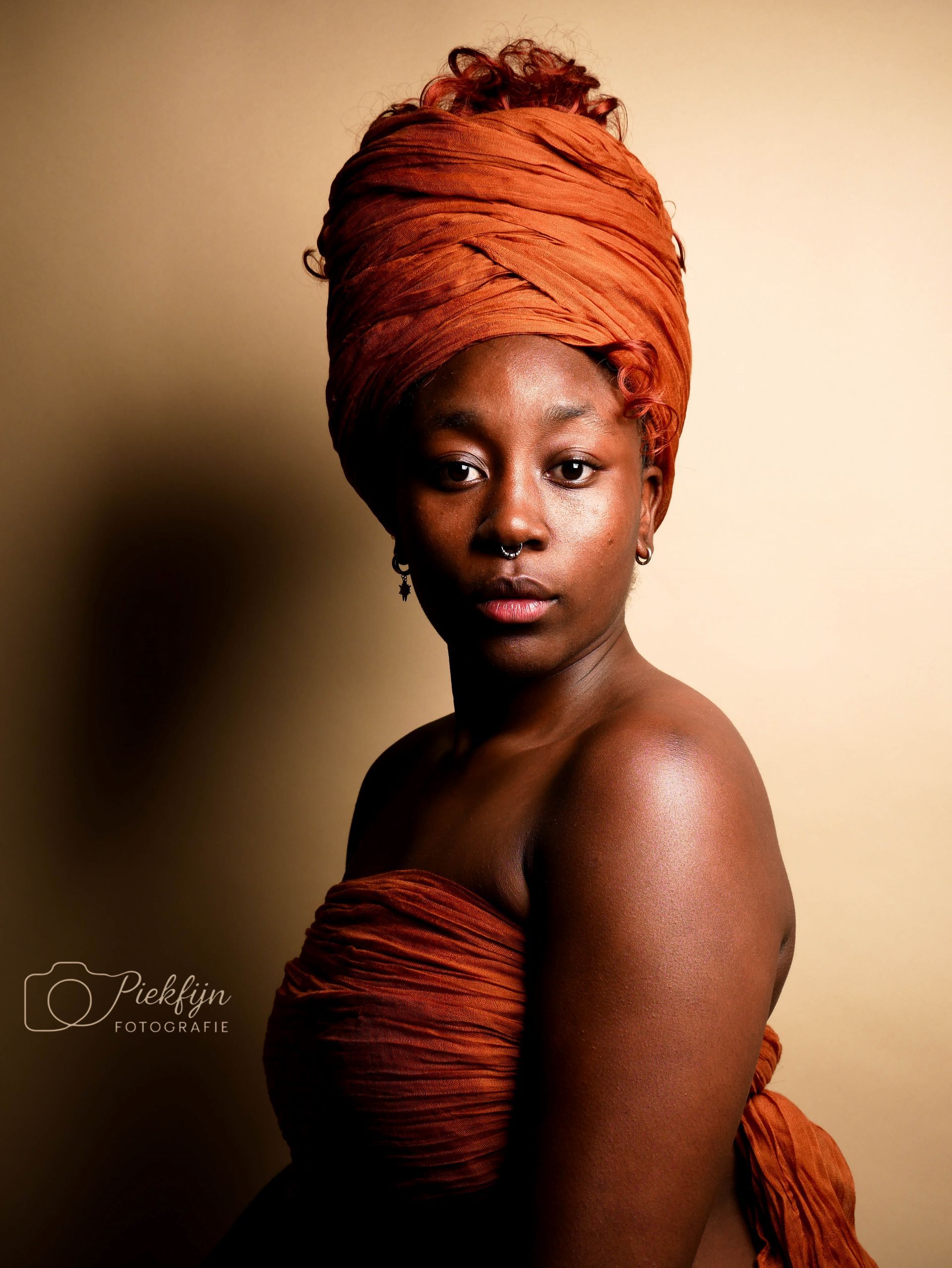 Een vrouw in een trouwjurk houdt een boeket gedroogde bloemen vast.