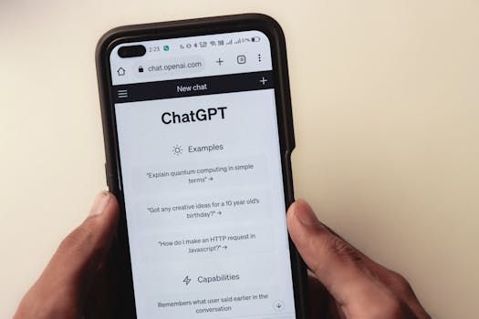 Une personne tient un téléphone portable dans ses mains.