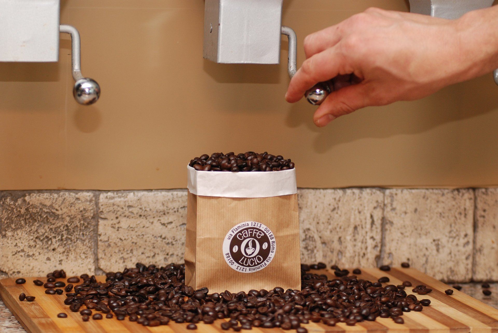 targhetta in plastica CAFFE LUCIO attaccata sopra una macchina da caffe espresso