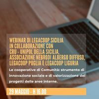 Un computer portatile è appoggiato su un tavolo di legno.