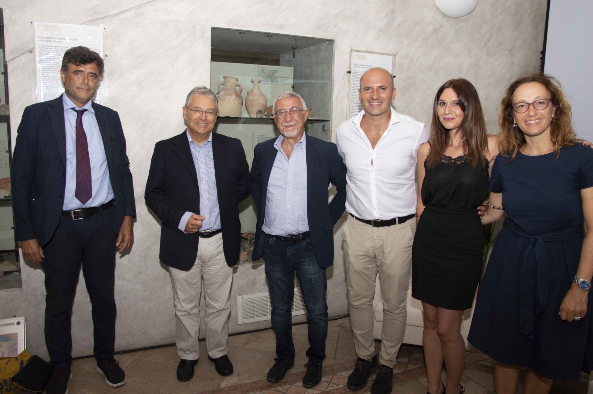 Un gruppo di persone posa per una foto in una stanza.