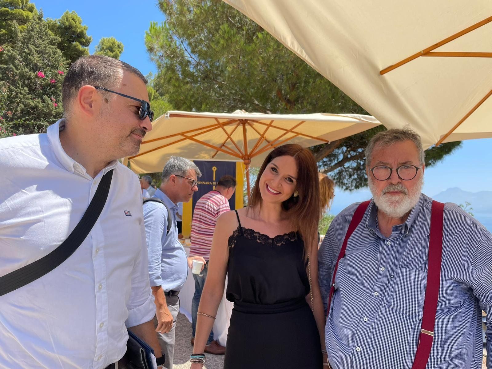 Un uomo e una donna sono in piedi uno accanto all'altro sotto un ombrello.