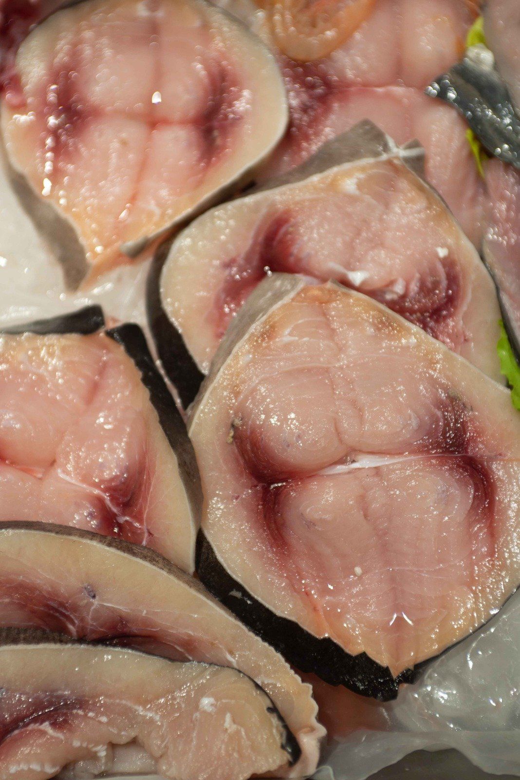 Un primo piano di pesce affettato su un piatto.