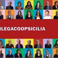 Un gruppo di persone in piedi una accanto all'altra su uno sfondo rosso.