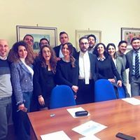 Un gruppo di persone posa per una foto davanti a un tavolo da conferenza.