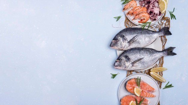 Ci sono molti tipi diversi di pesce sulla tavola.