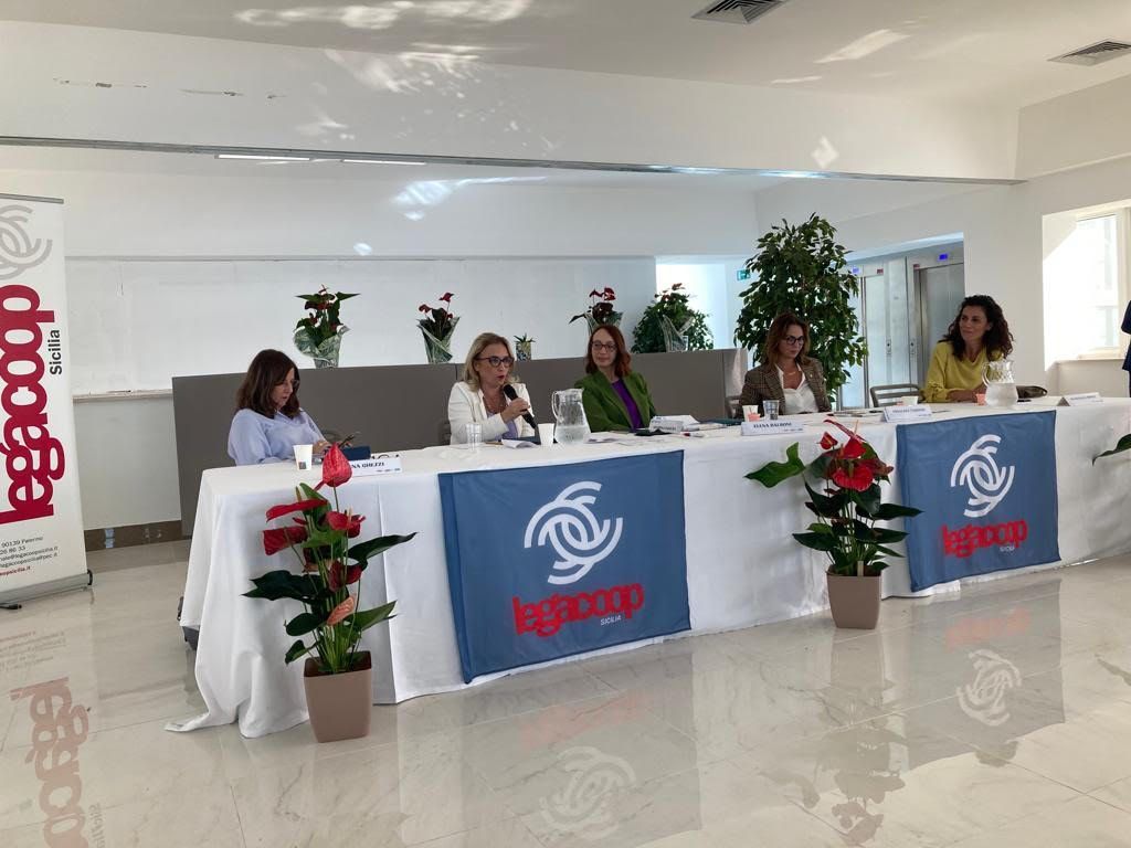 Un gruppo di donne è seduto ai tavoli in una stanza.