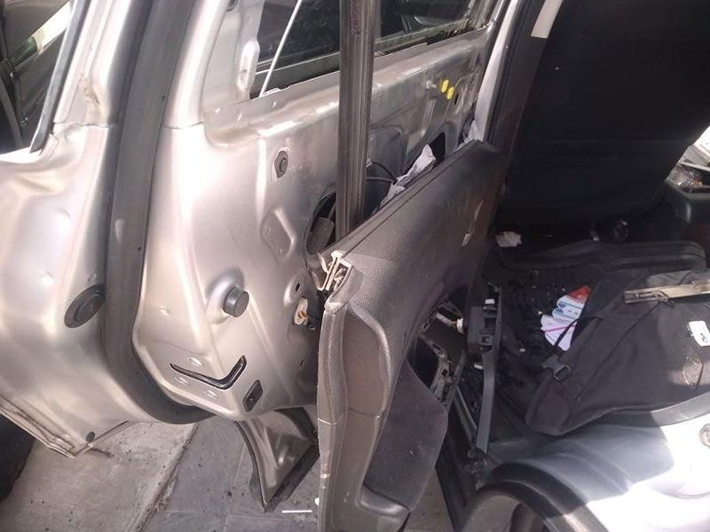 El interior de un coche con la puerta abierta.