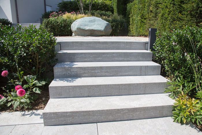 Un escalier menant à un rocher dans un jardin